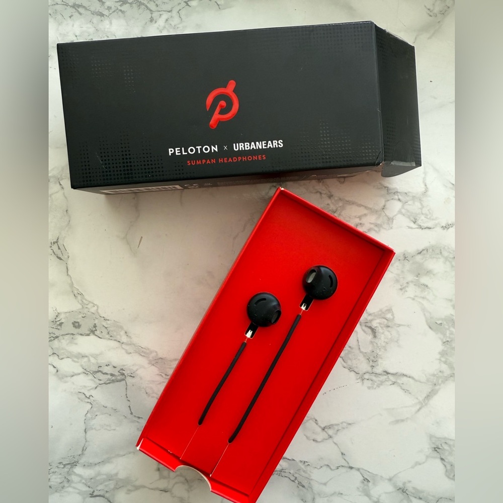 🛍️ Peloton x Urbane Black Earbuds Packaging